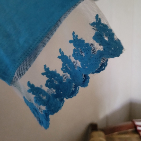 One world top - Picture 3 of 8